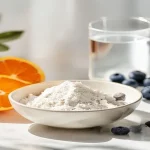 Poudre de collagène avec verre d’eau et agrumes pour une cure suivie sur plusieurs semaines