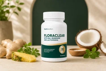 Flacon FloraClear dans une mise en scène publicitaire avec gingembre, origan, ananas et noix de coco