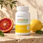 Flacon Citruslim de NutriSolution mis en scène avec une orange sanguine, un citron et un verre d’eau